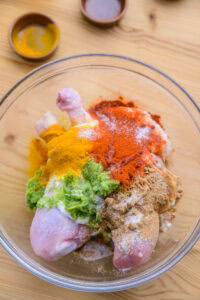Biryani au poulet - Ajouter le yaourt, la pâte d'ail, de gingembre et de piment, le piment du Cachemire, le curcuma, la coriandre en poudre, le sel et le jus de citron.