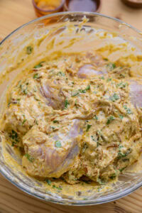 Biryani au poulet - Sortir le poulet du réfrigérateur 30 à 45 minutes avant la cuisson, pour qu'il cuise de façon égale et reste tendre.