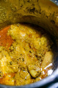Biryani au poulet - Couvrir et cuire encore 12 à 15 minutes, jusqu'à ce que le poulet soit cuit et que la sauce soit épaisse et nappante, sans que la viande se détache de l'os.