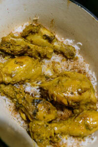 Biryani au poulet - Répartir tout le poulet masala sur le riz.