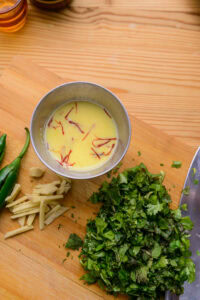 Biryani au poulet - Faire tremper le safran dans le lait chaud.
