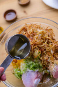 Biryani au poulet - Verser l'huile de friture des oignons et le ghee.