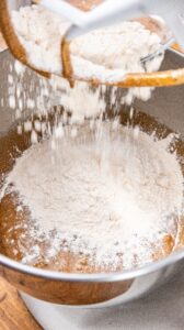 Blondies - Ajouter la farine.