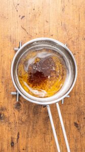 Blondies - Dès que de petits grains dorés se déposent au fond de la casserole et que le beurre est bien doré, retirer la casserole du feu.