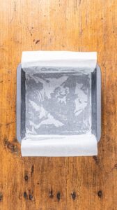 Blondies - Tapisser le fond et deux côtés du moule de papier cuisson.