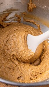 Blondies - Ne pas trop mélanger : la pâte est épaisse, comme une pâte à cookies.
