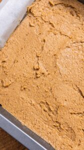 Blondies - Lisser le dessus avec le dos d'une cuillère ou une spatule coudée, sans chercher la perfection.