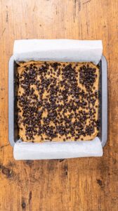 Blondies - Parsemer les pépites de chocolat sur le dessus.