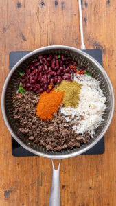 Burritos au bœuf - Ajouter le riz, les haricots, la viande réservée, le cumin et le chili en poudre.