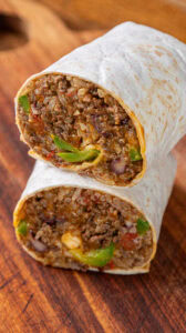 Burritos au bœuf - Couper les burritos en deux et servir.