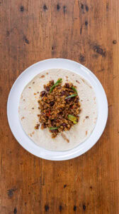 Burritos au bœuf - Répartir la garniture sur les deux tortillas.