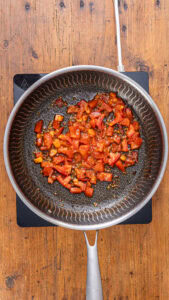 Burritos au bœuf - Y cuire la tomate environ 3 minutes.