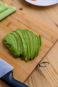 California roll - Couper l'avocat en longues tranches.