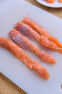 California roll - Préparer les bâtonnets de poisson cru