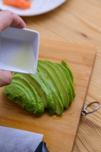 California roll - Arroser les tranches d'avocat d'un peu de jus de citron vert et les frotter délicatement pour l'étaler, afin qu'elles ne noircissent pas.