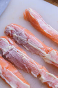 California roll - Étaler un peu de mayonnaise sur la face coupée des bâtonnets.