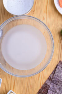 California roll - Mettre le riz dans une casserole ou un saladier avec beaucoup d'eau froide.