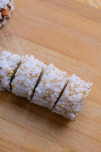 California roll - Couper chaque moitié en trois tranches.