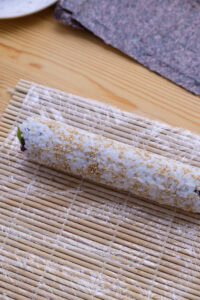 California roll - Arrivé au bout du riz, dérouler la natte : le rouleau est formé.