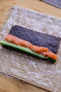 California roll - Poser une ligne de saumon ou thon juste à côté.