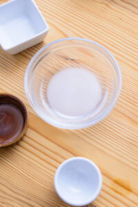 California roll - Pendant la cuisson du riz, mettre le vinaigre de riz, le sucre et le sel dans un bol qui va au micro-ondes.