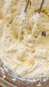 Fromage frais battu avec le sucre et la fécule de maïs jusqu'à une texture lisse