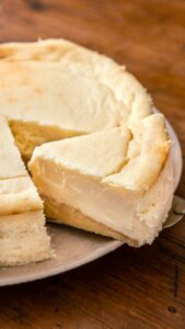Cheesecake new-yorkais entamé, la première part tranchée net