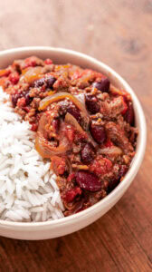 Chili con carne - Servir le chili avec le riz.