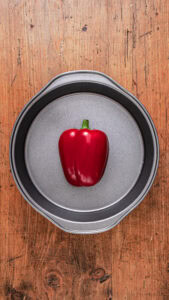 Chili con carne - Poser le demi-poivron sur une plaque, côté peau vers le haut.