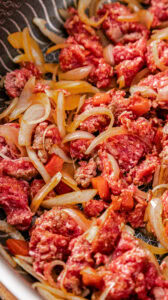 Chili con carne - Bien mélanger, pour répartir les épices dans la viande.