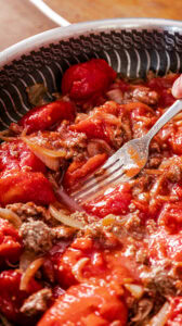 Chili con carne - Écraser grossièrement les tomates à la fourchette, directement dans la sauteuse.