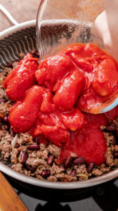 Chili con carne - Tomates pelées versées sur les haricots