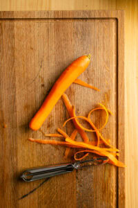 Coleslaw - Peler les carottes.
