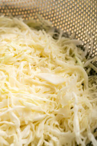 Coleslaw - Laisser dégorger 30 minutes : au bout de quelques minutes, l'eau commence à apparaître à la surface du chou, qui s'attendrit.