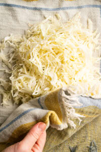 Coleslaw - Essorer le chou à l'essoreuse à salade ; pour une petite quantité, le tamponner avec un torchon propre ou du papier absorbant.