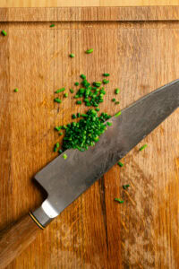 Coleslaw - Ciseler finement la ciboulette.