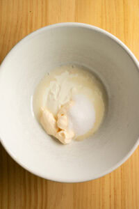 Coleslaw - Dans un grand bol, verser le yaourt ou le fromage blanc, la mayonnaise, le vinaigre et le sucre.