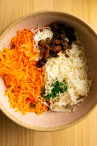 Coleslaw - Mettre le chou, les carottes, la ciboulette et les raisins secs dans un grand saladier.