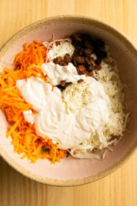 Coleslaw - Verser la sauce sans attendre et bien remuer : l'acidité de la sauce limite l'amertume et le piquant que le chou développe une fois coupé.