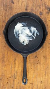 Graisse de bacon dans une poêle en fonte, avant de passer au four