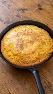 Cornbread cuit et doré dans sa poêle en fonte, à la sortie du four