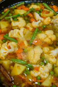 Curry de légumes - Couvrir et laisser bouillir 10 minutes, jusqu'à ce que les légumes soient presque cuits.