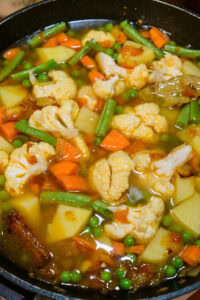 Curry de légumes - Verser l'eau pour la cuisson des légumes et mélanger.