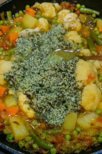 Curry de légumes - Ajouter la pâte de masala et faire revenir 2 minutes.