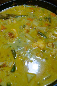 Curry de légumes - Couvrir et cuire 10 minutes, jusqu'à ce que les légumes soient tendres.