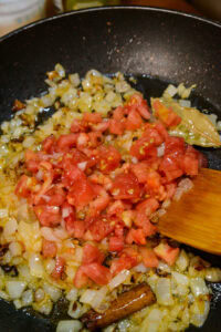 Curry de légumes - Ajouter la tomate et cuire jusqu'à ce qu'elle soit fondue.