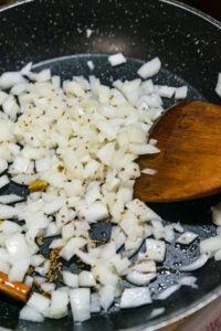 Curry de pois chiche - Ajouter l'oignon et le faire revenir jusqu'à ce qu'il colore.