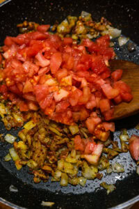 Curry de pois chiche - Ajouter les tomates.
