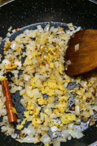 Curry de pois chiche - Ajouter la pâte de gingembre et d'ail, puis faire revenir.