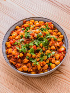 Curry de pois chiche - Parsemer de coriandre fraîche et servir.